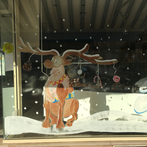 Vitrine de noël et la représentation d'un renne du père noël