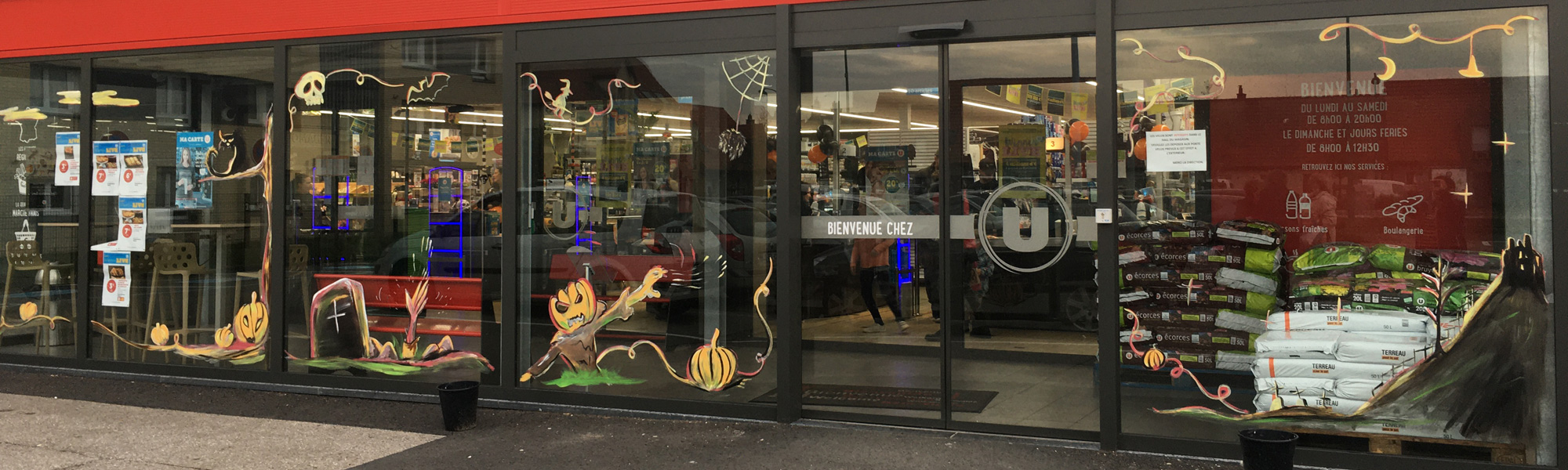 Peinture sur vitrine sur le thème d'halloween au Super U de Gravelines