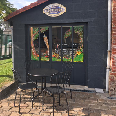 Décoration estivale sur la vitrine de La Dunkerquoise à Bergues