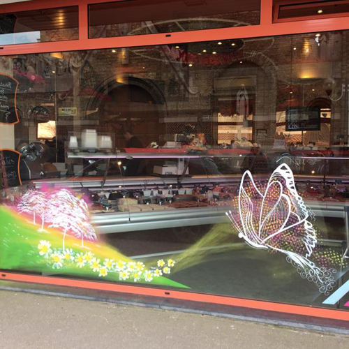 Décoration printanière sur la vitrine